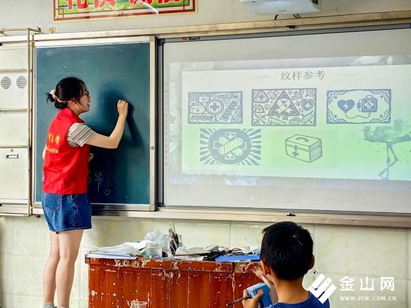 圖為志愿者講解融合應(yīng)急元素的紋樣畫(huà)法
