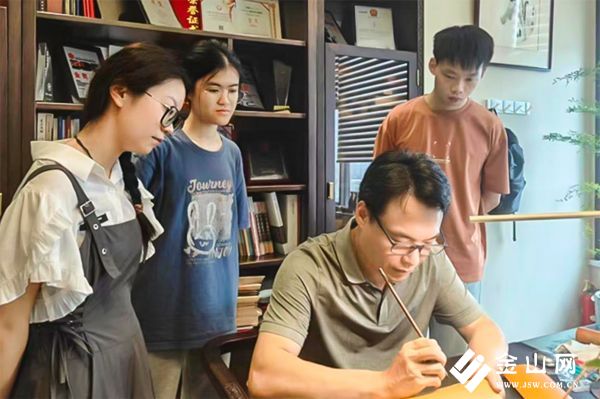 團(tuán)隊成員觀看王先生示范淺刻技法