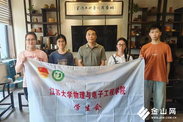 “淺痕深意，古技新生”社會實踐團(tuán)隊成員與王明盛先生合影