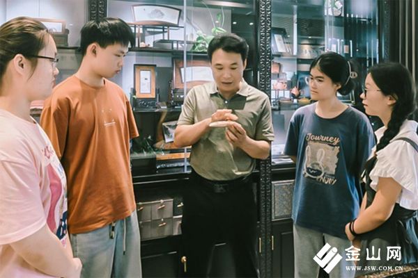 團(tuán)隊成員聆聽王先生講解作品