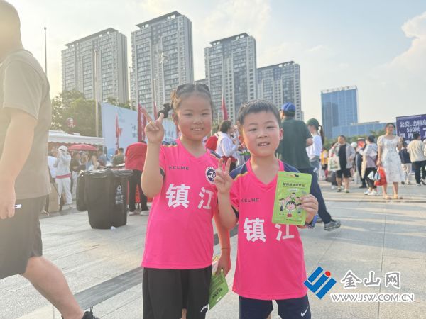 小球迷在展示英科醫(yī)療的防蚊貼。英科醫(yī)療供圖