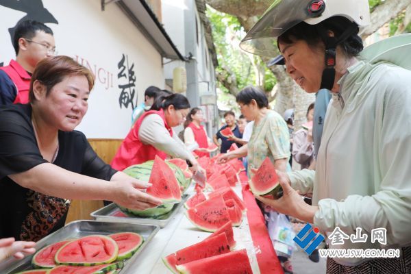 志愿者為過往市民贈送西瓜。