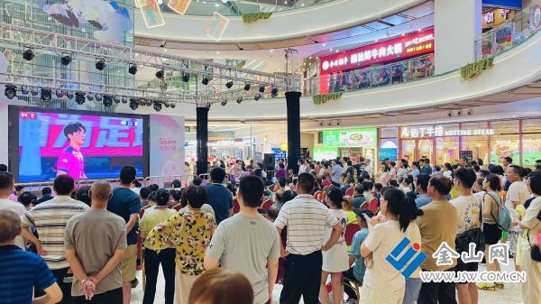 市民在“第二現(xiàn)場(chǎng)”觀賽。圖片由受訪者提供