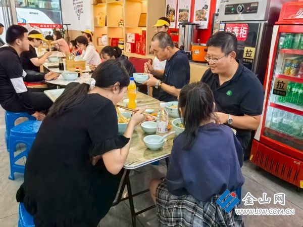 外地球迷品嘗鍋蓋面。丁星 攝