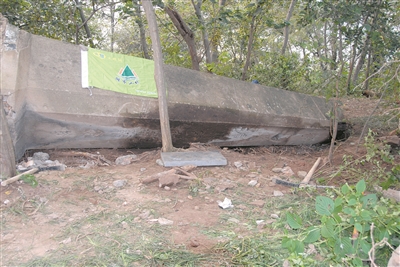 磨笄山“江蘇省勝利復(fù)員紀(jì)念塔”傾斜狀