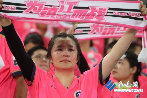 8月16日晚，“蘇超”第九輪，鎮(zhèn)江隊(duì)客場惜敗常州隊(duì)?？磁_(tái)上，球迷不離不棄，戰(zhàn)斗到最后一刻。 文雯 攝