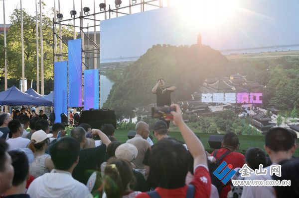“蘇超”市集現(xiàn)場(chǎng)演出。 謝道韞 攝