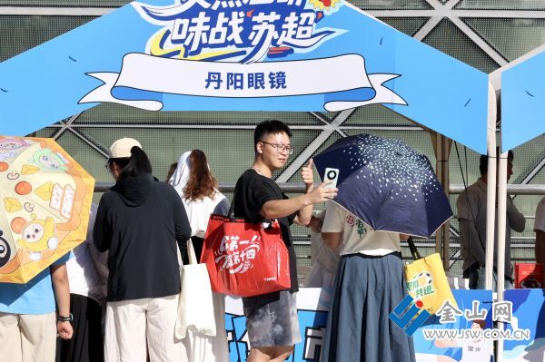 丹陽(yáng)眼鏡等鎮(zhèn)江特色產(chǎn)品受歡迎。謝道韞 攝