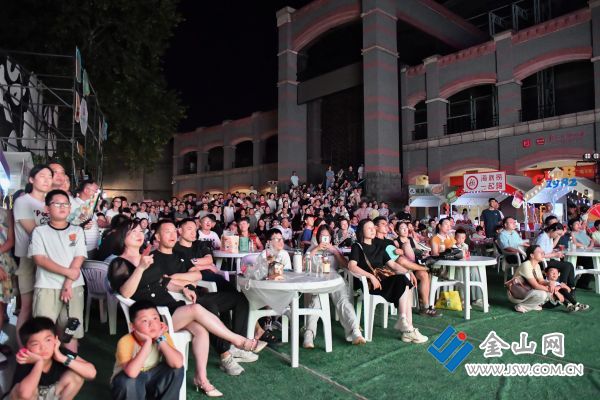 市民在“京畿解壓集”活動(dòng)現(xiàn)場(chǎng)為鎮(zhèn)江隊(duì)加油。