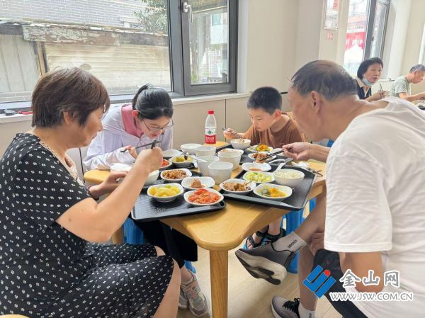 英雄社區(qū)長者愛心食堂就餐場景