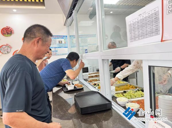 英雄社區(qū)長者愛心食堂就餐場景 (1)