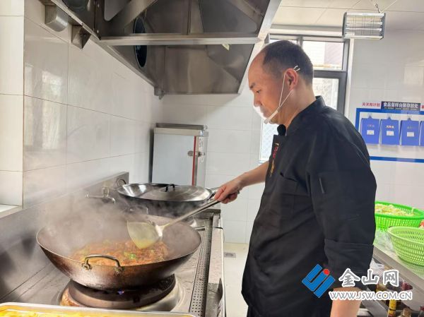 英雄社區(qū)愛心食堂后廚