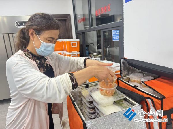廣寧社區(qū)愛心食堂送餐員打包餐食