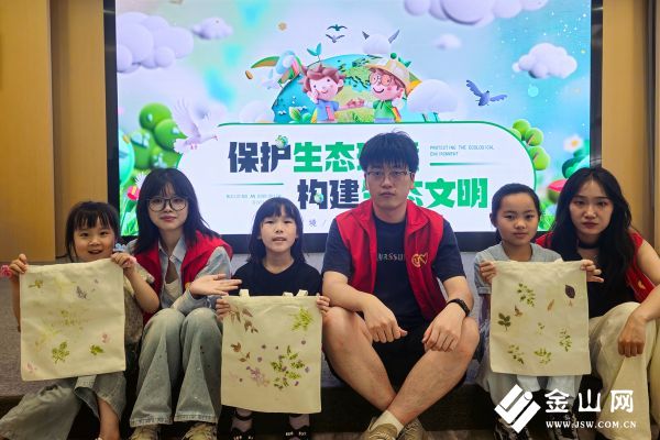 圖為團隊在社區開展生物多樣性保護宣傳活動。