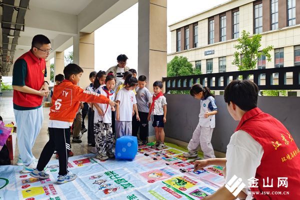 圖為團隊在小學開展垃圾分類宣傳活動。