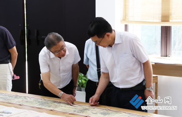 大家在仔細品鑒畫作 孫力 攝