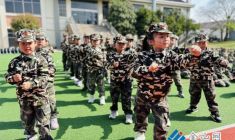 童心筑軍夢 戎裝展軍姿