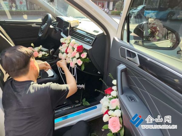 工作人員正進行鮮花裝飾。郭淑嫻 攝