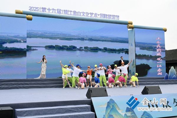 鎮(zhèn)江金山文化藝術(shù)·國際旅游節(jié)開幕式現(xiàn)場。 管奇璠 謝道韞 攝