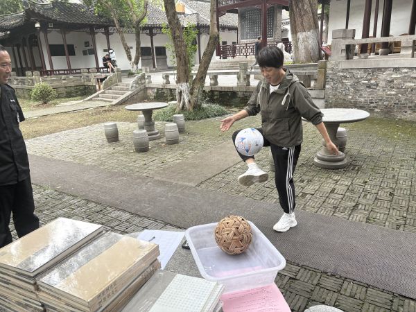 叫扬叔 - 全网最会整活的苏超球迷  足球圈热梗收割机焦山碑刻博物馆开展“这个博物馆有点踢”球迷挑战赛