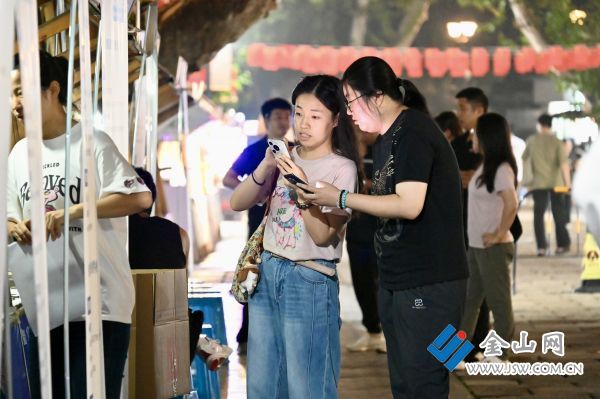 “就在鎮江·‘蘇超’直播”夜市招聘會現場。管奇璠 謝道韞 夏雨辰 鄧柳枝 攝