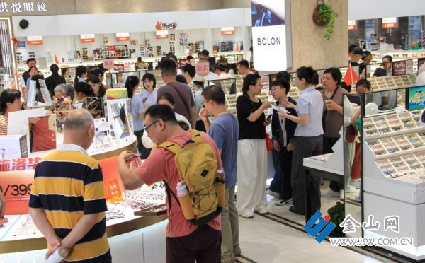 丹陽(yáng)眼鏡城單日接待游客超2.2萬(wàn)人次4