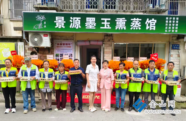 愛(ài)心小店獻(xiàn)愛(ài)心一一邀請(qǐng)“城市美容師”熏蒸除濕保健吃中餐1