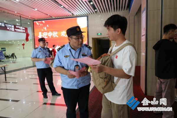 服務“雙節”鎮江交通執法送出便民“福利”1