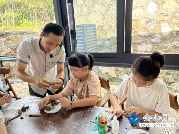 “月滿華誕·泥塑寄情”雙節(jié)非遺體驗(yàn)課——泥塑“泥孩兒”以童趣之形傳遞文化之美3