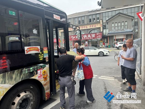鎮江山水人文引客來，公交 “志愿紅” 暖心護航1
