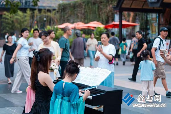 當(dāng)愛(ài)國(guó)旋律遇上千年古渡，家國(guó)情懷暖西津2