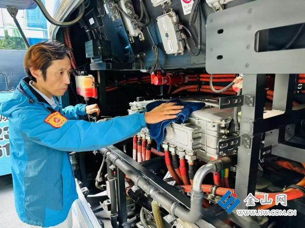 節日我在崗丨“雙節”堅守40公里服務線 鎮江公交司機孔衛：退伍不褪色 服務暖人心1
