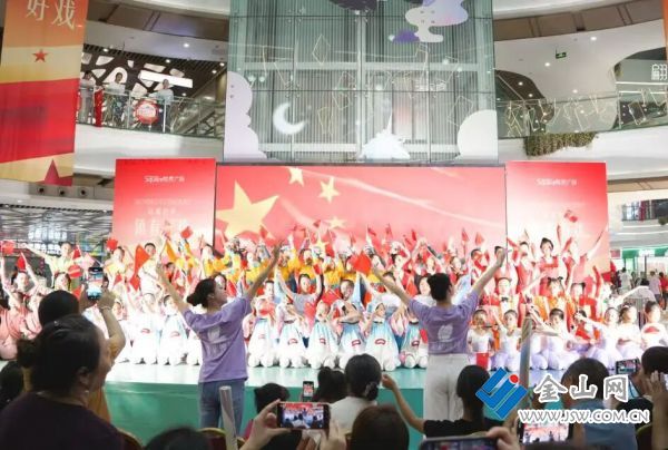 文藝志愿者巡演“舞動(dòng)”城市地標(biāo)1