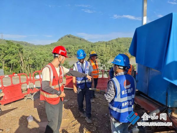 交通建設者抓質量搶進度保安全1