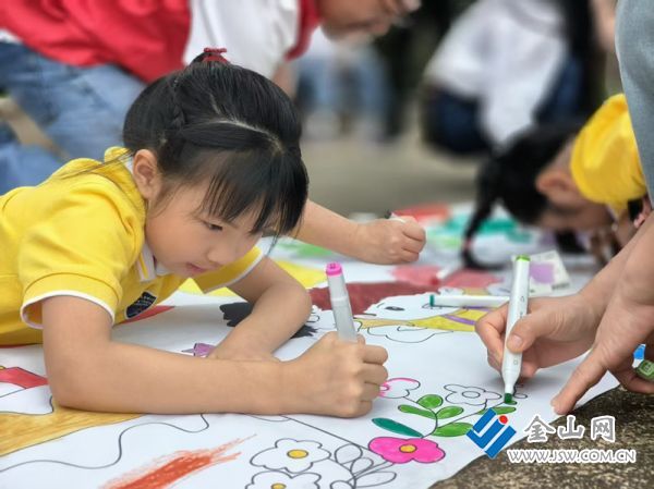 句容市崇明小學學生以繪畫獻禮 共慶華誕1