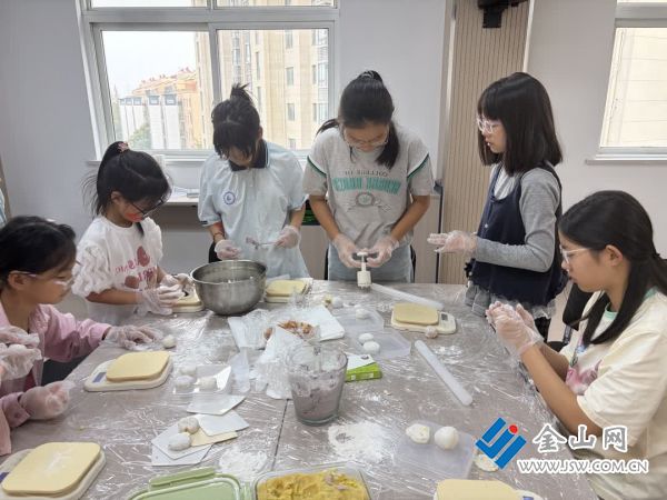 丹陽延陵鎮(zhèn)芳庭社區(qū)：“蒲公英之家”孩子品味“家的味道”慶雙節(jié)2