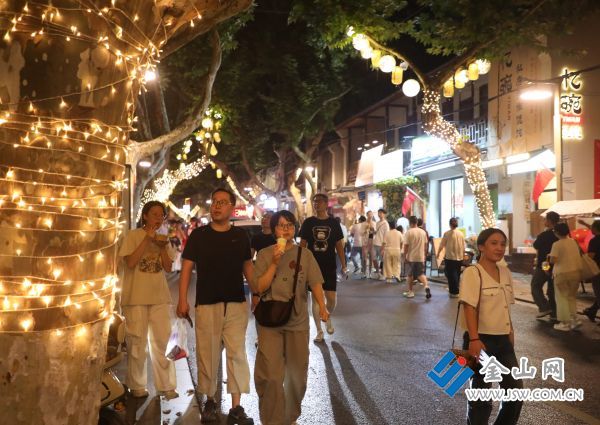 京畿路假期再次迎來眾多市民游客，平均每天客流量達到2萬人次。 文雯 攝