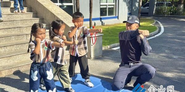 萌娃進(jìn)警營  安全潤童心