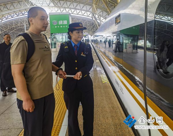 黨員客運(yùn)員暖心護(hù)航 視障旅客高鐵旅途無憂