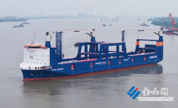 省鎮(zhèn)江船廠（集團(tuán)）有限公司為荷蘭船東建造的第二艘新型特種海洋風(fēng)電裝備安裝運輸船提前兩個月完工交付，順利啟航，標(biāo)志著鎮(zhèn)江船廠成功進(jìn)入歐洲海工高端市場。朱大智 文雯 攝影報道