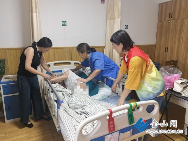 護工楊臘梅為田金瑞進行護理照顧。 潘宇琴 攝