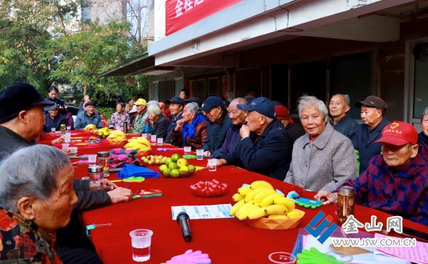 日前，丹徒區(qū)谷陽(yáng)鎮(zhèn)鎮(zhèn)南村關(guān)工委聯(lián)合丹徒區(qū)人民檢察院、丹徒區(qū)三山派出所、丹徒區(qū)三山幼兒園，在曾南苑舉辦“金秋送爽丹桂香，敬老情深暖重陽(yáng)”聯(lián)誼活動(dòng)。 劉莎 謝道韞 攝影報(bào)道