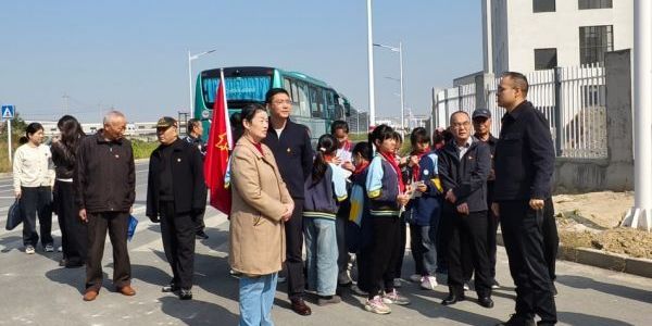 老少攜手慶重陽 共享發(fā)展新成果