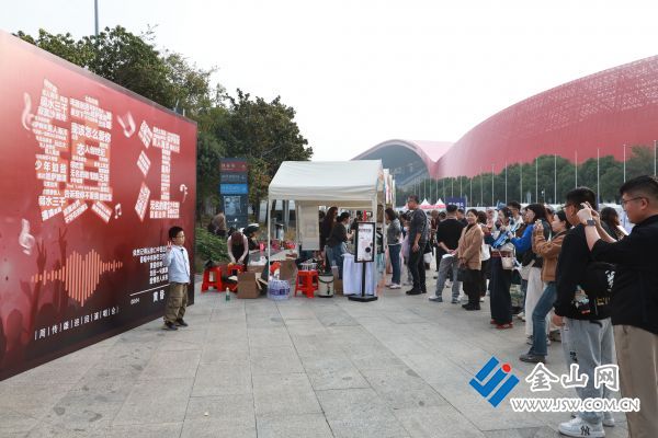 市集現(xiàn)場吸引大批歌迷駐足。張玄燁 攝