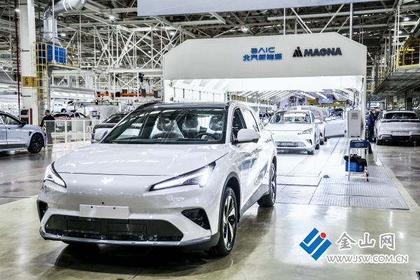 北汽麥格納新能源汽車首款增程式車型駛下生產(chǎn)線。 謝道韞 攝