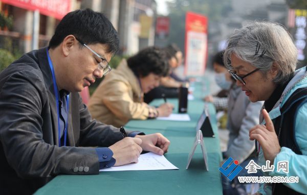 潤州區金山街道居民在西津古渡社區向人大代表反映問題。 文雯 攝