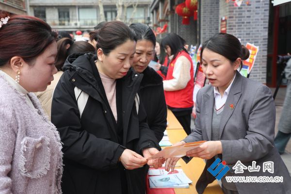 今年3月14日，“黨建引領(lǐng)聚合力 消保護(hù)航暖民心”主題教育宣傳活動在金山街道西津古渡社區(qū)舉行。 文雯 攝
