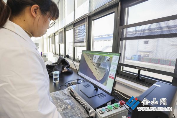 蘇南儲備糧倉儲基地內，工作人員正在將收購的秋糧檢驗入倉。（資料圖片） 謝道韞 攝