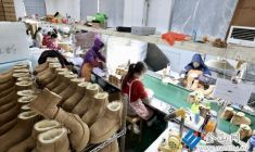 初冬時節(jié)高橋雪地靴生產忙