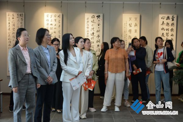 在丹陽市美術(shù)館，了解正則繡的發(fā)展與傳承。